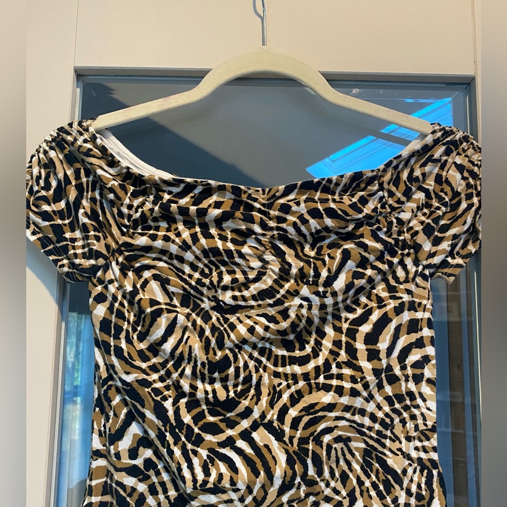 🤎🖤🤍Express Patterned Off-the-Shoulder Top - Picture 3 of 5